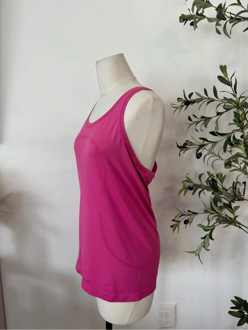 Lululemon Swiftly Tech Racerback Tank Size 8 - Pink